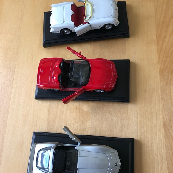3 Maisto Collectible cars - Picture 2 of 7